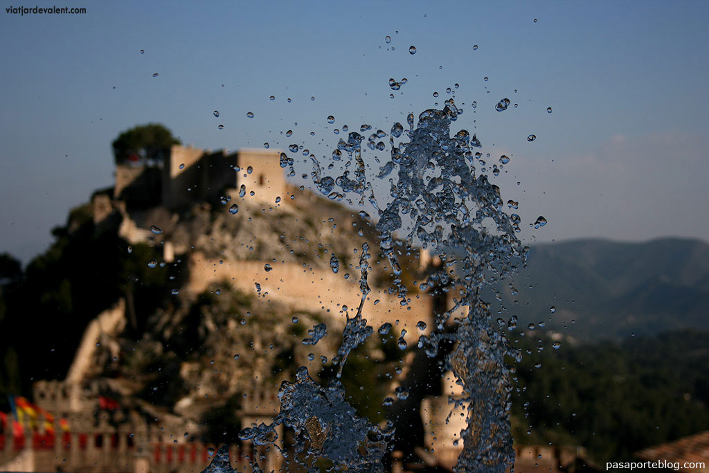 El castell de Xàtiva, darrere l'aigua