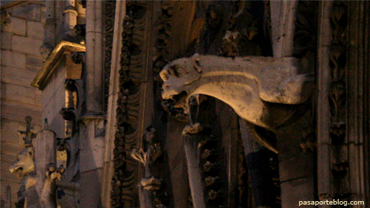 Gàrgoles en Notre Dame de nit